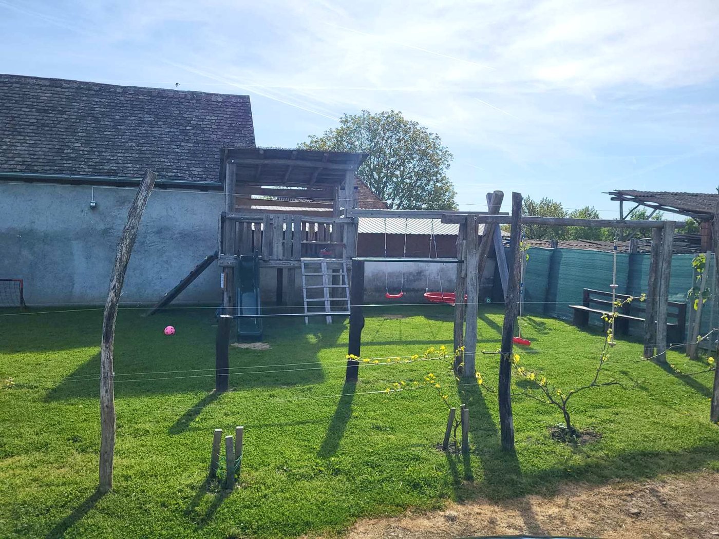 Pogled na travnati park s igralištem i golom