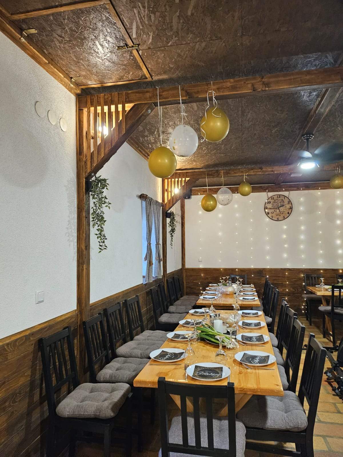 Postavljeni stolovi u sali